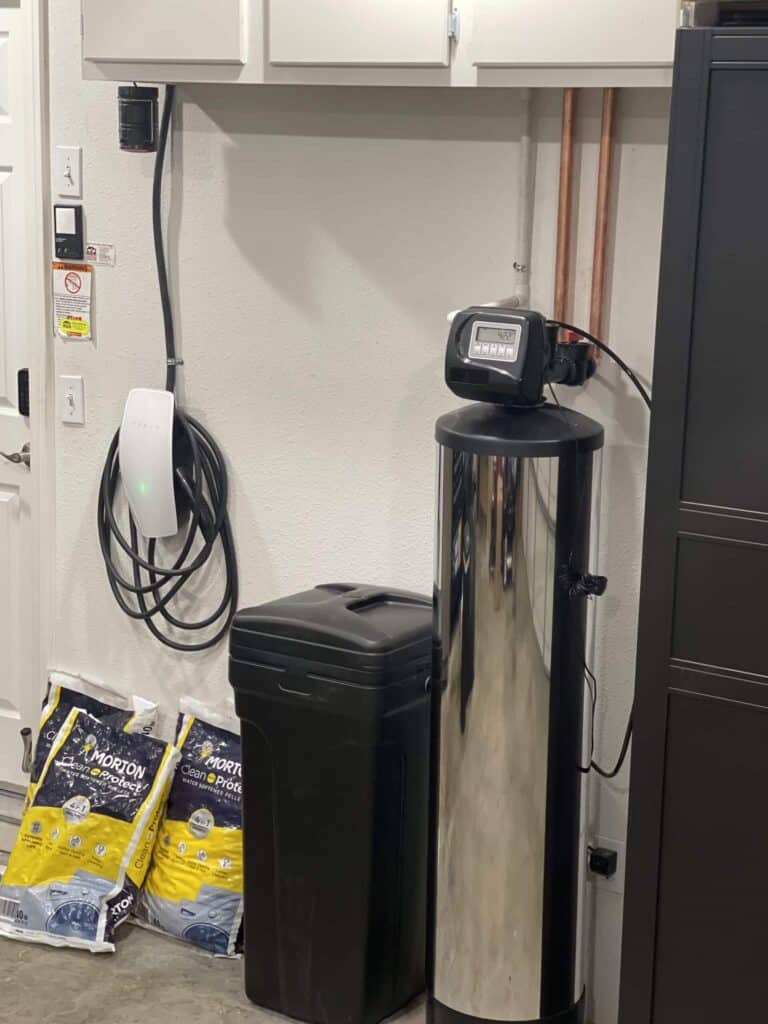 261a2589-79be-4dda-bf00-8b383a62f97e Praz Filter for Hard water treatment installed in a garage next to a pipe